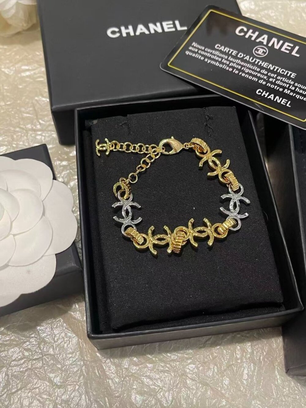 💐Chanel two-tone smooth-textured double C style bracelet